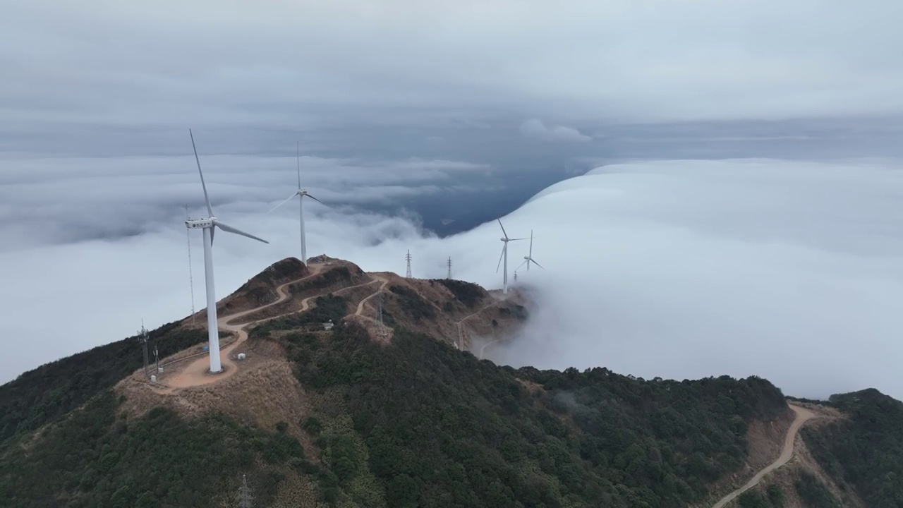 行云流水航拍广东河源东源县缺牙山视频素材