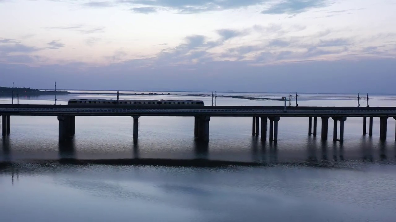 地铁轨道交通在南京石臼湖特大桥上行驶视频素材