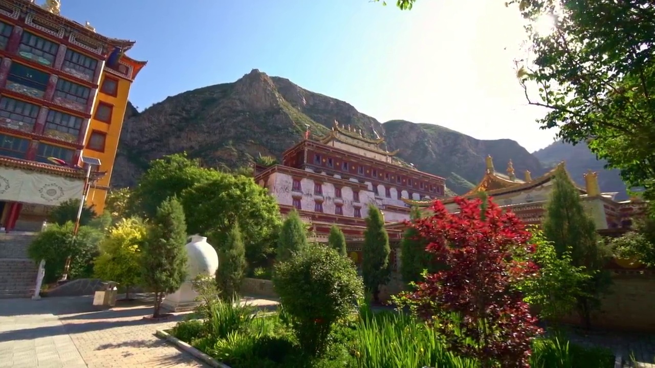 中国甘肃省武威市天祝县天堂寺山谷寺庙航拍视频素材