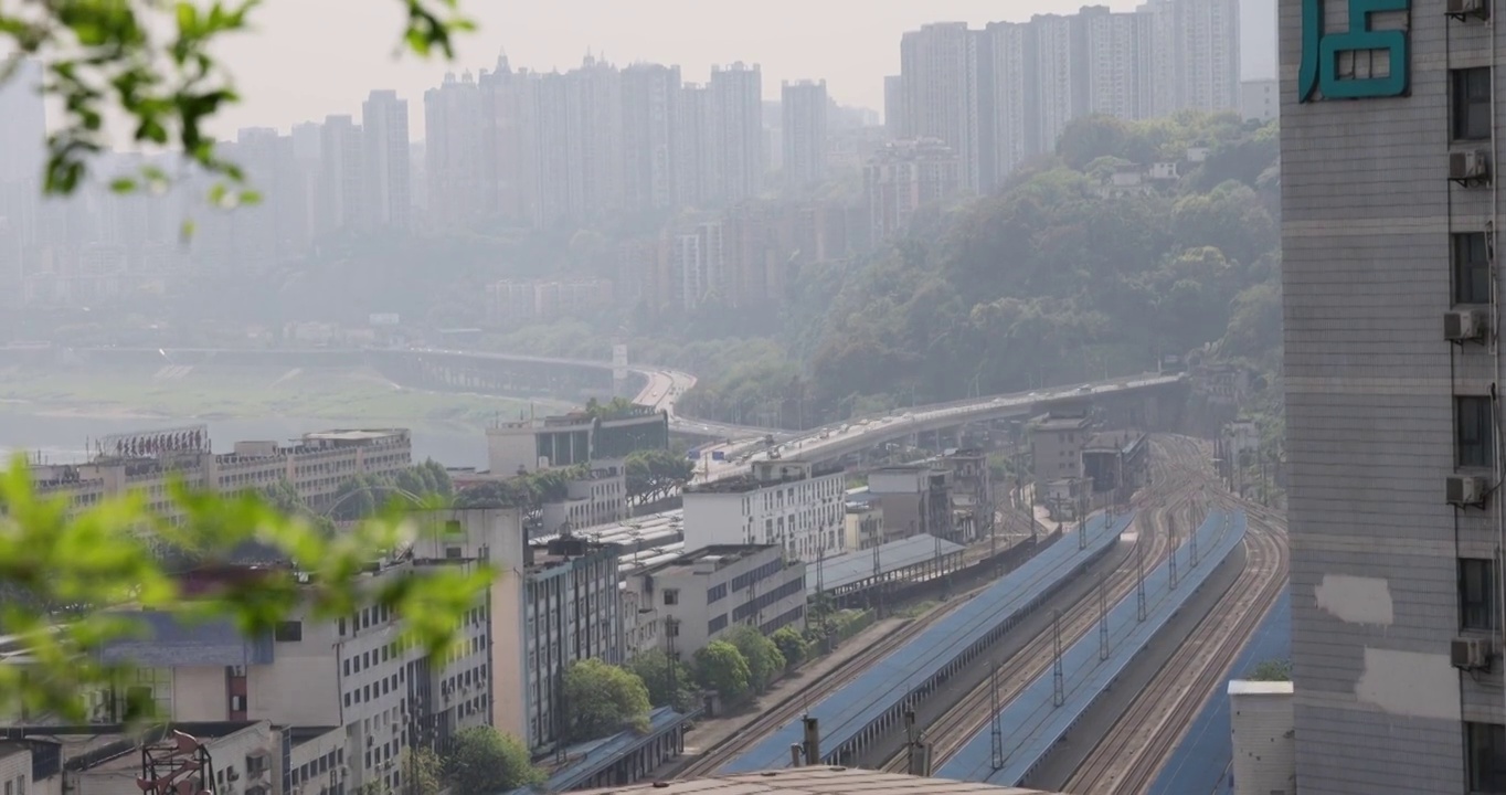 城市交通风光：重庆菜园坝火车站与长江边的菜袁路和九滨路视频素材