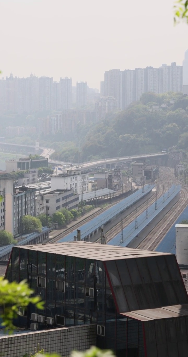 城市交通风光：重庆菜园坝火车站与长江边的菜袁路和九滨路视频素材