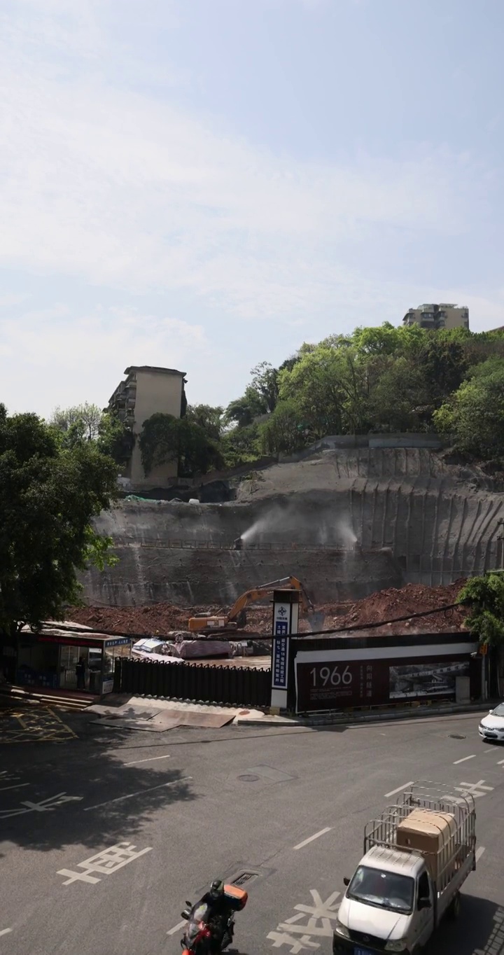 城市改造建设：重庆菜园坝向阳隧道旁的山城饭店与合力村原址视频素材