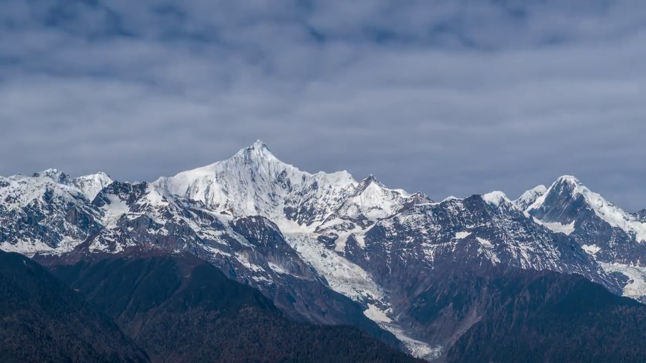 延时拍摄梅里雪山视频素材