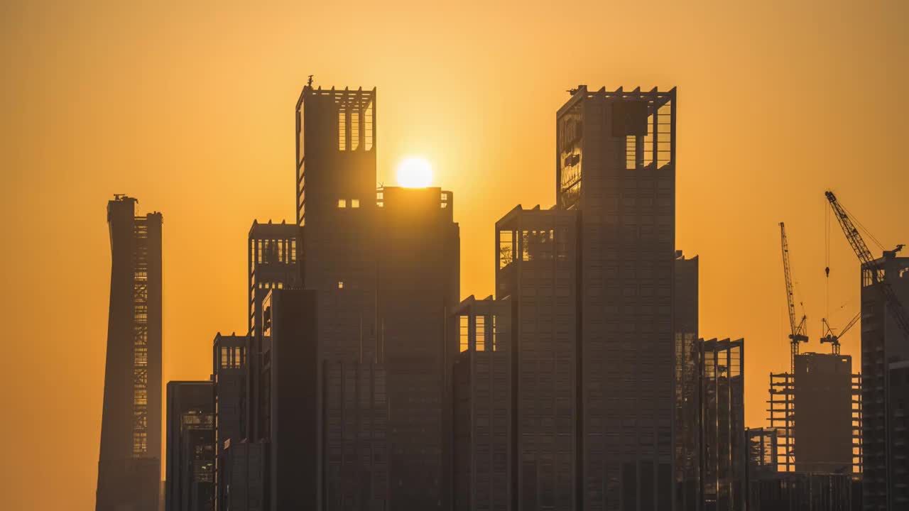 4K延时太阳从建筑群中落下视频素材