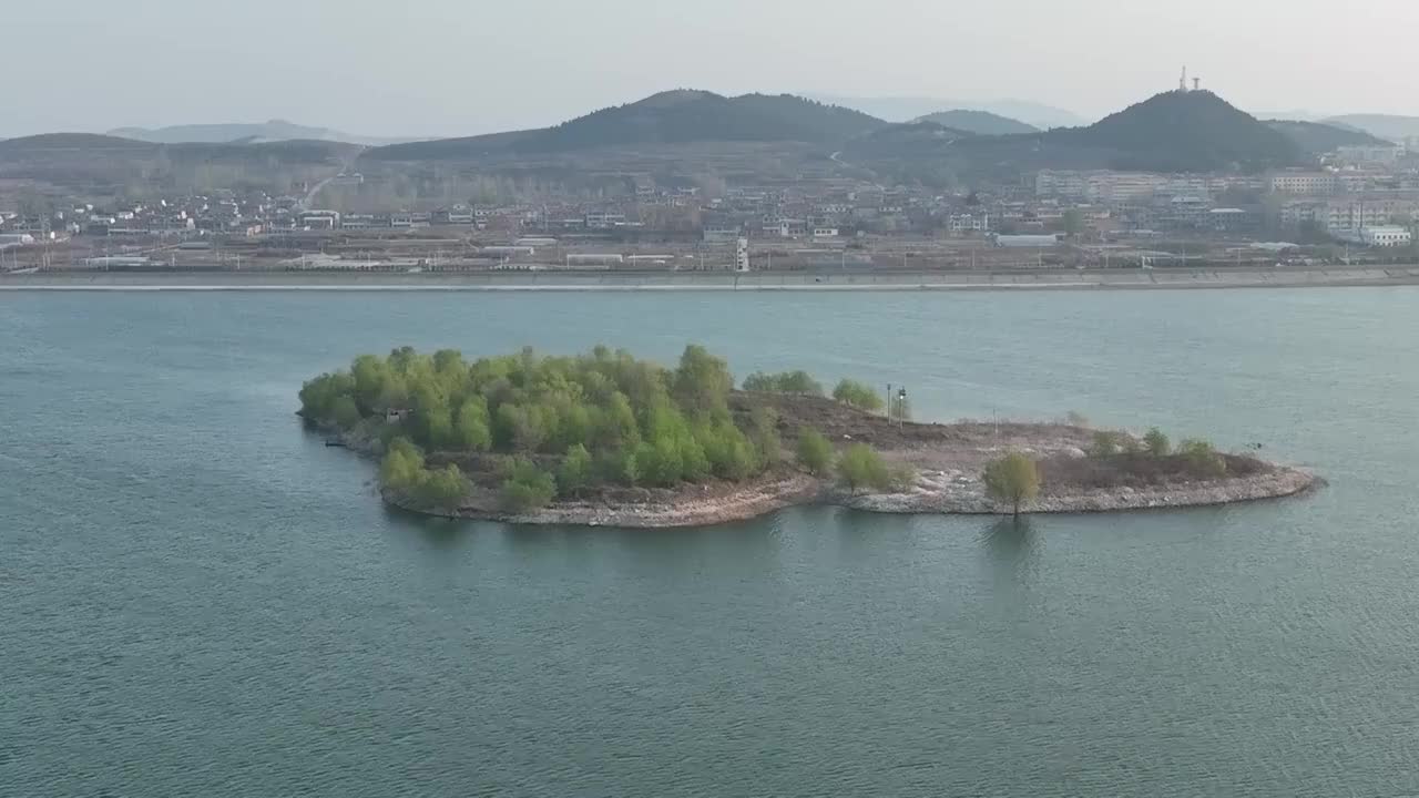 航拍济南卧虎山水库岸边桃花盛开视频素材