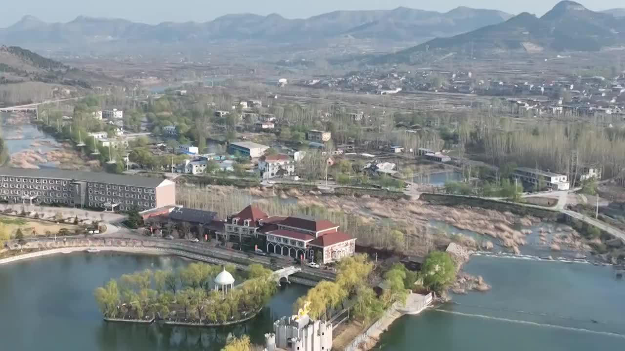 航拍济南卧虎山水库岸边桃花盛开视频素材