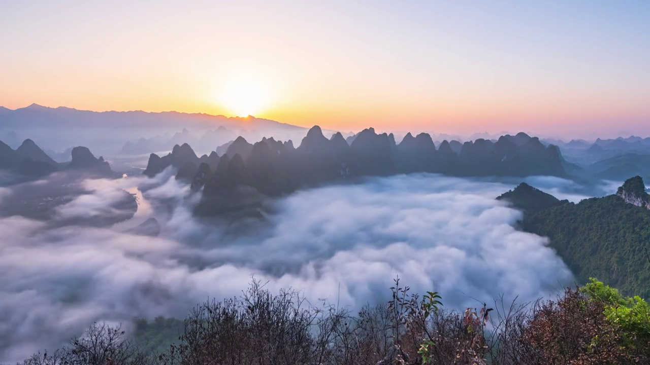 桂林阳朔漓江大面山清晨的云海视频素材