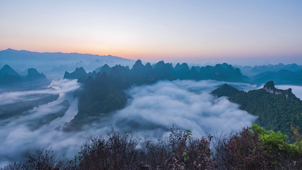 桂林兴坪大面山山顶的日出云海视频素材