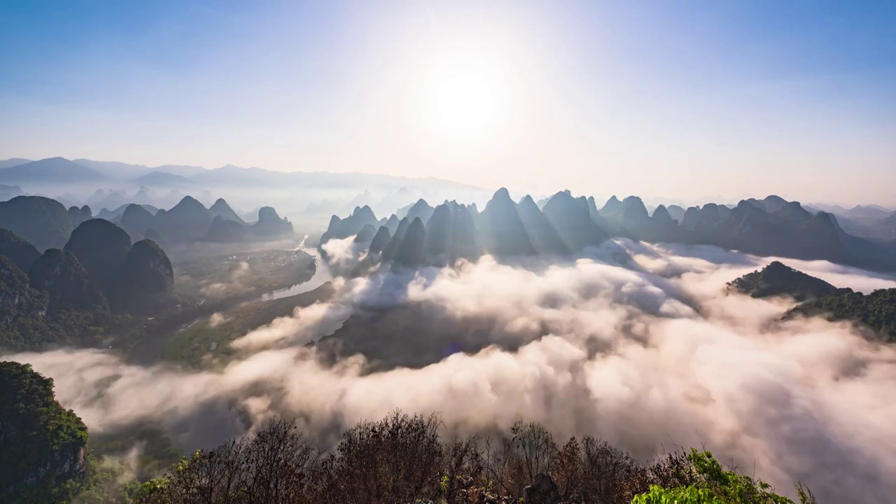 桂林阳朔兴坪大面山上的日出云海视频下载