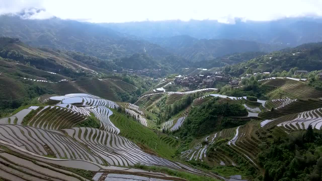 广西龙胜，灌水期的龙脊梯田视频素材