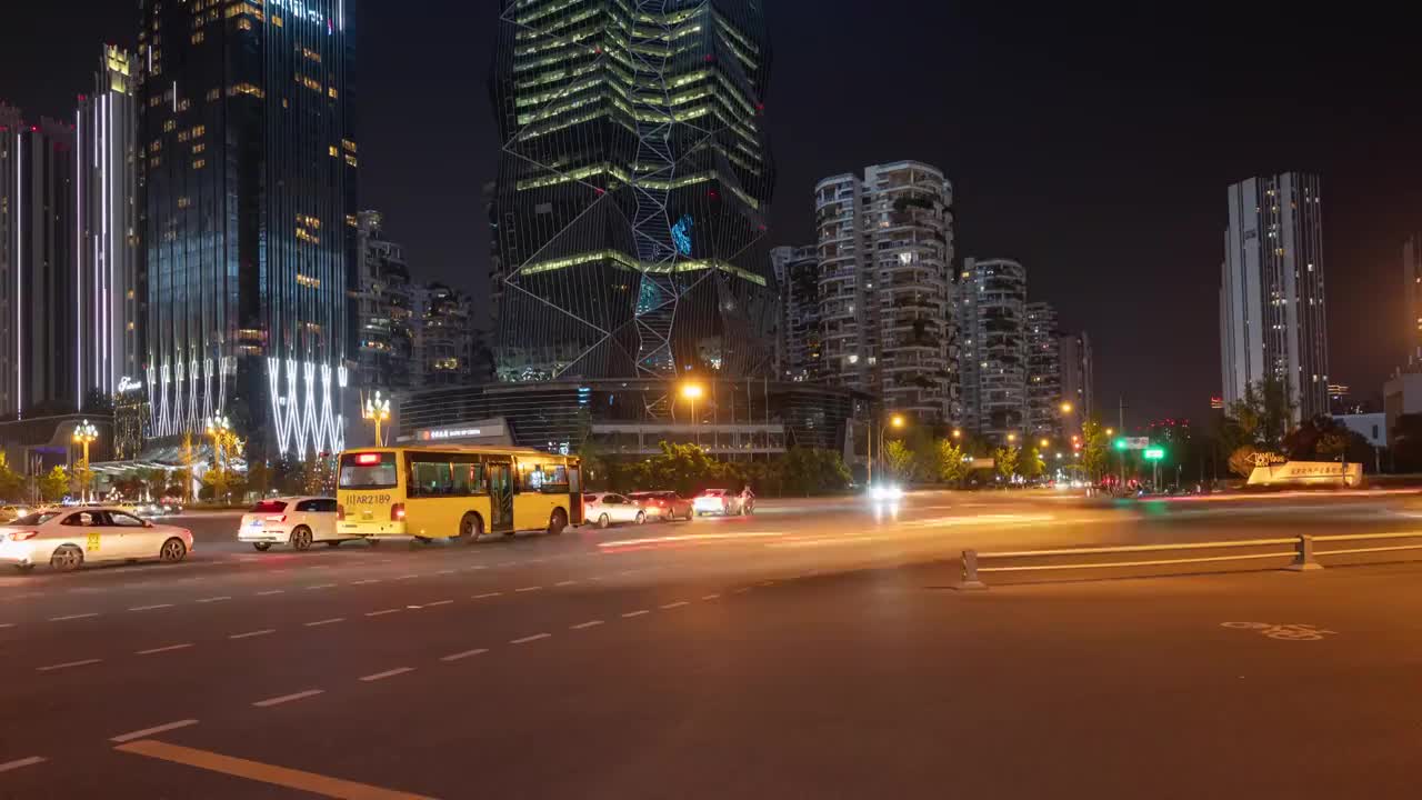 成都高新区城市道路,路口繁忙的交通夜景4K分辨率延时摄影视频素材