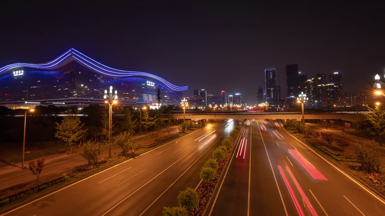 成都高新区环球中心金融城城市道路繁忙的交通夜景4K分辨率延时摄影视频素材