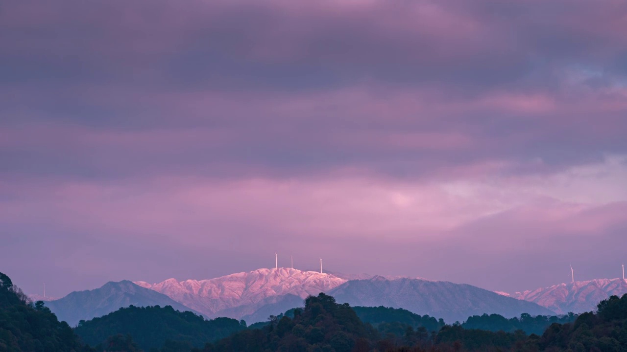 雪山晚霞风力发电风车延时摄影视频素材