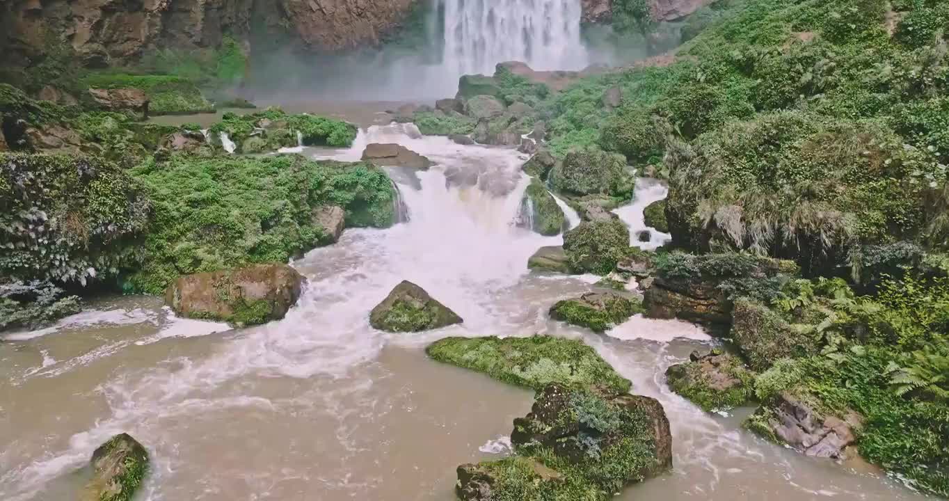 群山环绕的暗流河羊皮洞瀑布航拍视频素材