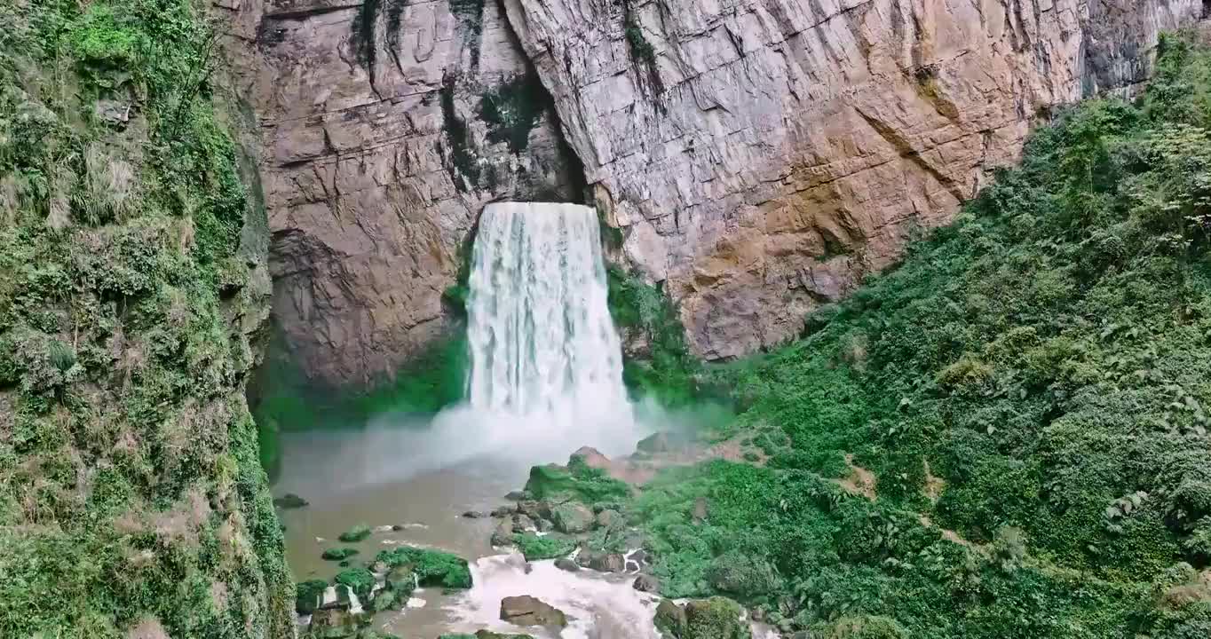 群山环绕的暗流河羊皮洞瀑布航拍视频素材