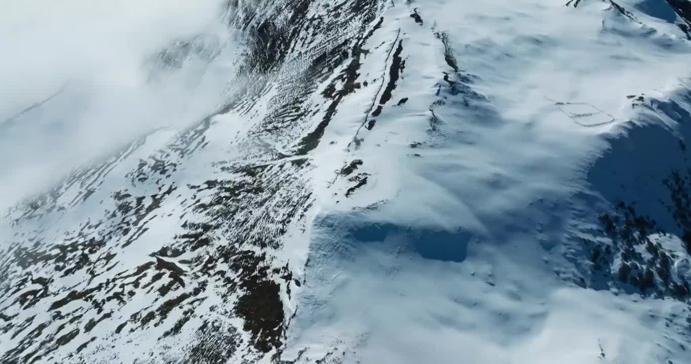 四川阿坝小金县夹金山的航拍视频 冬天白雪覆盖山顶云海飘渺视频素材