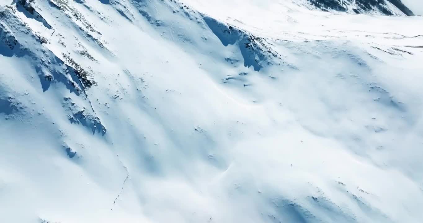 四川阿坝小金县夹金山的航拍视频 冬天白雪覆盖山顶云海飘渺视频素材