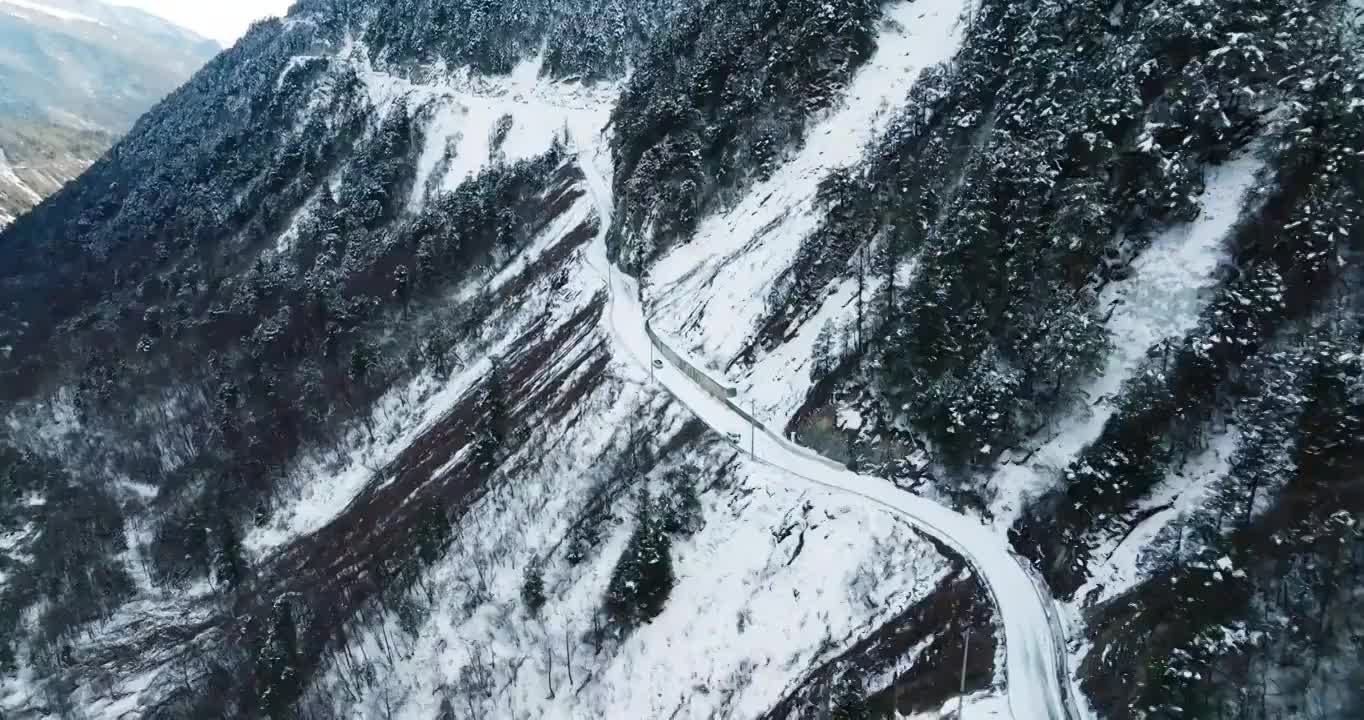 茫茫大雪覆盖的盘山公路航拍视频视频素材