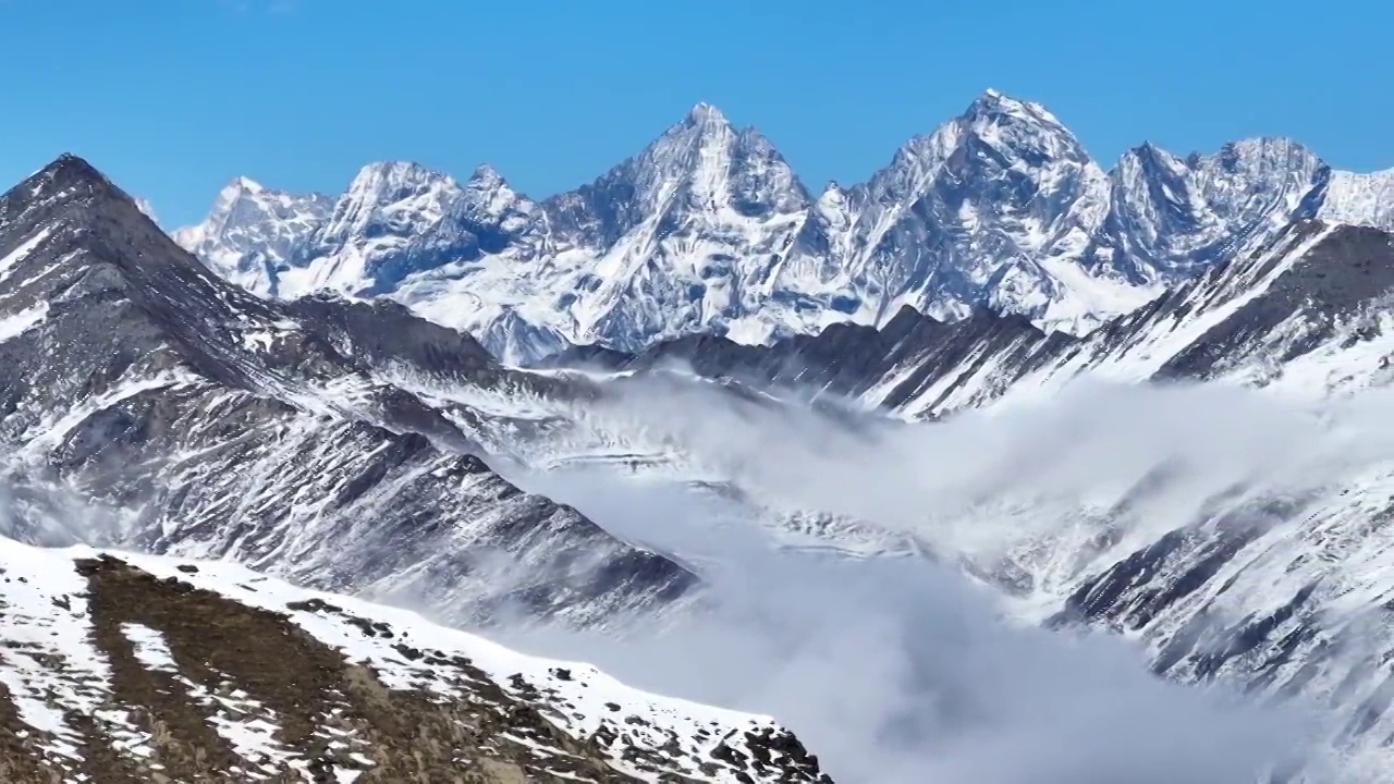 从夹金山航拍遥看四姑娘山幺妹峰视频素材