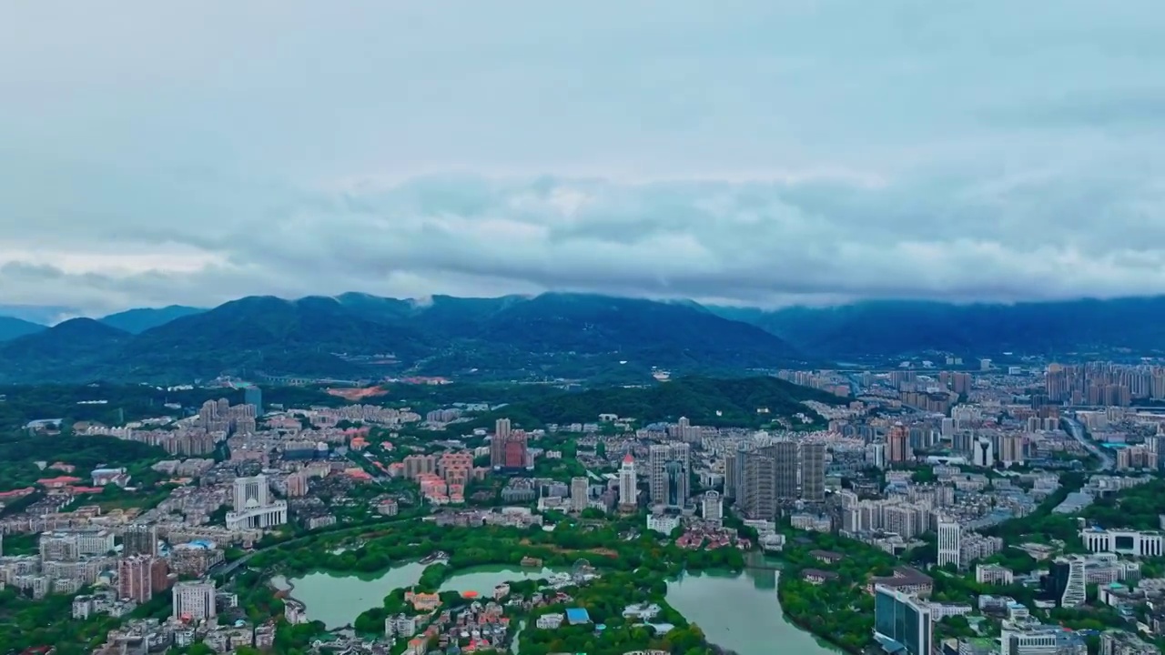 福建省福州市鼓楼区西湖公园远望群山的雨后云气蒸腾的风光延时航拍视频素材