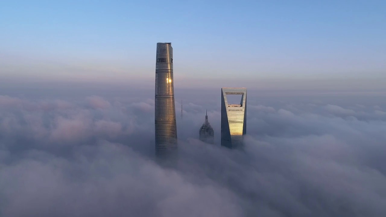 上海浦东陆家嘴摩天大楼城市建筑平流雾高空云层全景日出4K航拍视频素材