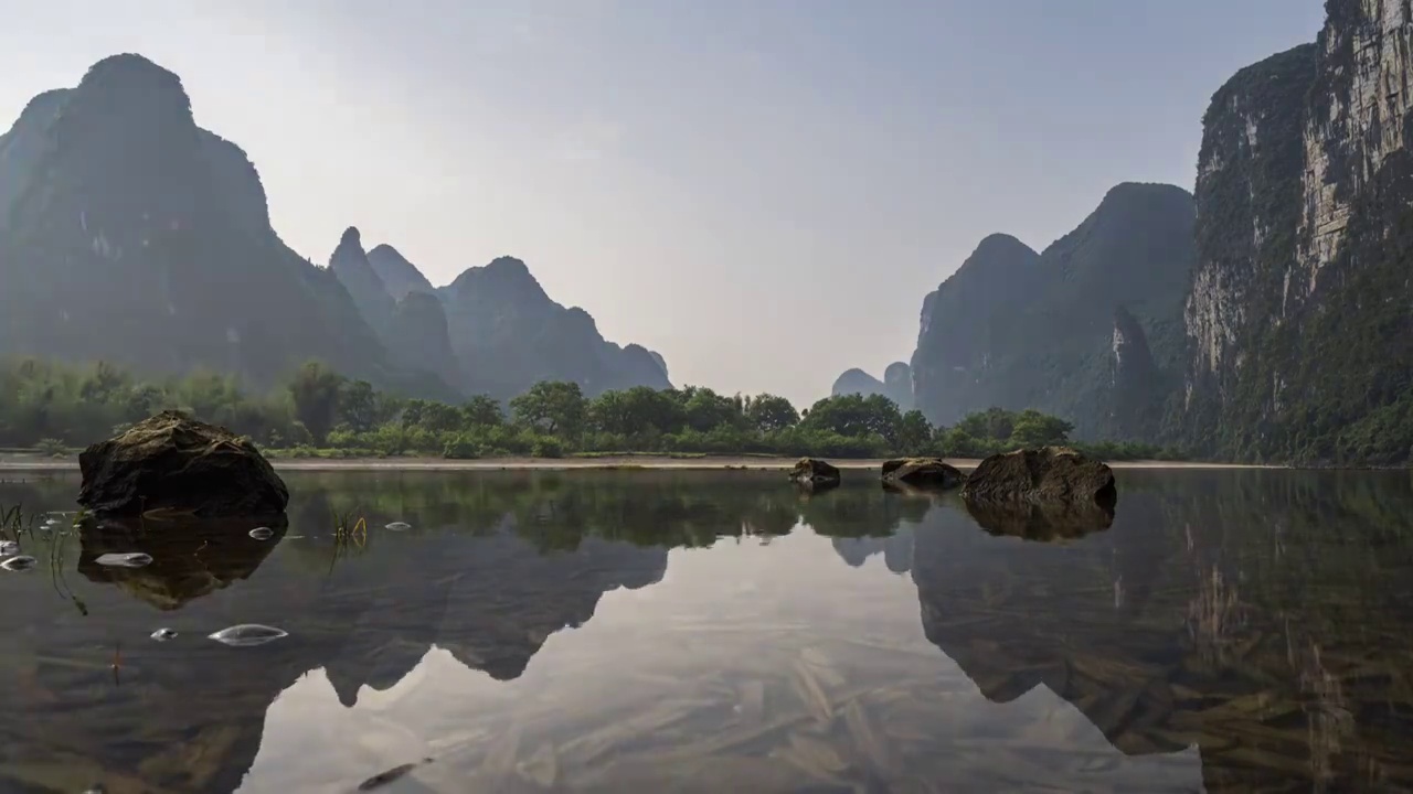 春天清晨阳光下桂林漓江岸边的山和水中的倒影视频素材