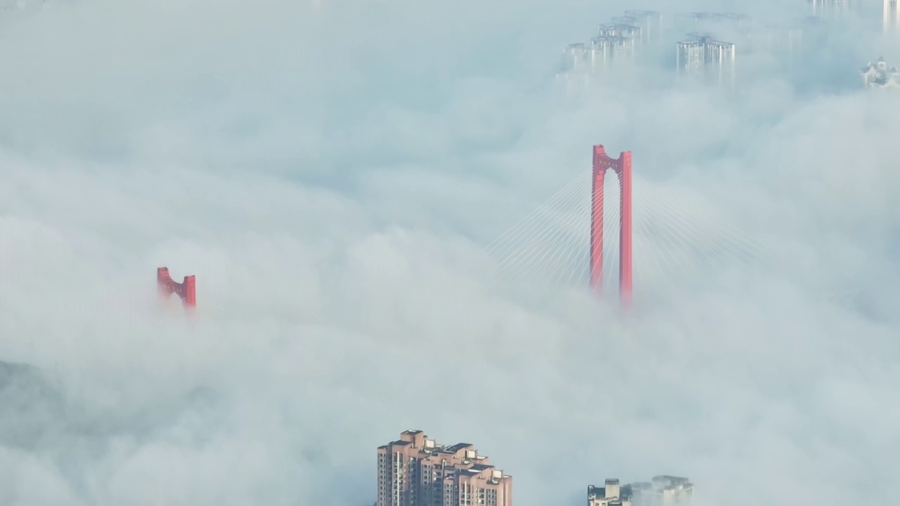 航拍云海中的重庆红岩村大桥视频素材