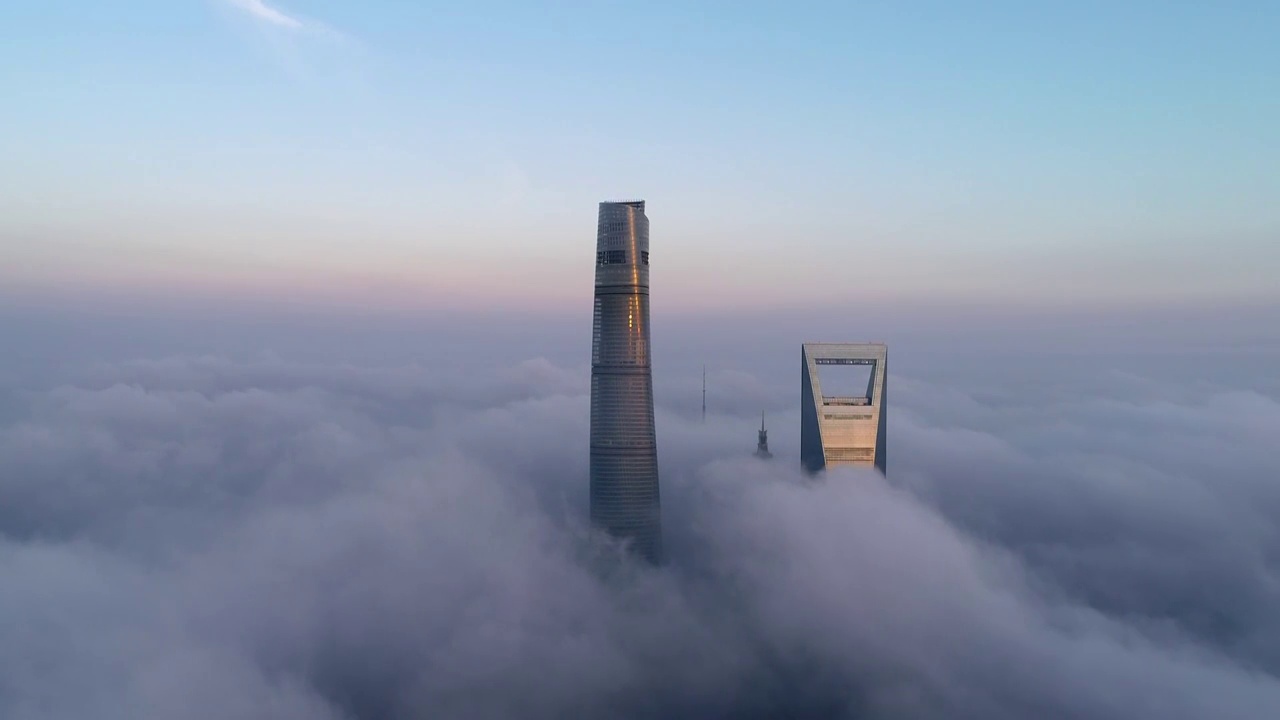 上海浦东陆家嘴摩天大楼城市建筑平流雾高空云层全景日出4K航拍视频素材