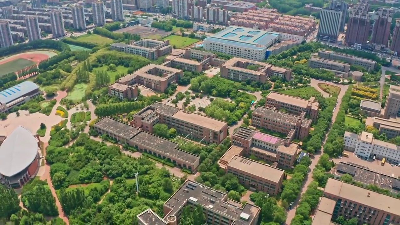 中国辽宁沈阳工程学院航拍春夏季大学校园视频素材