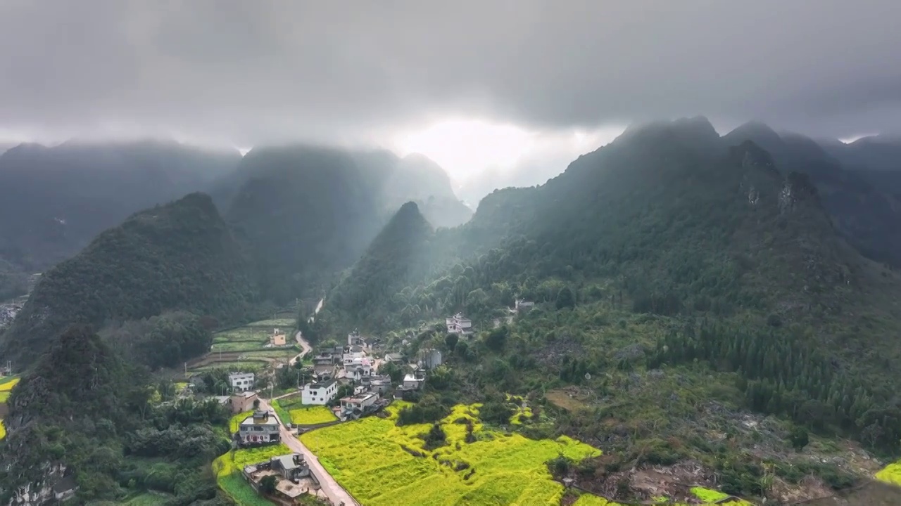 贵州兴义万峰林的油菜花海视频素材