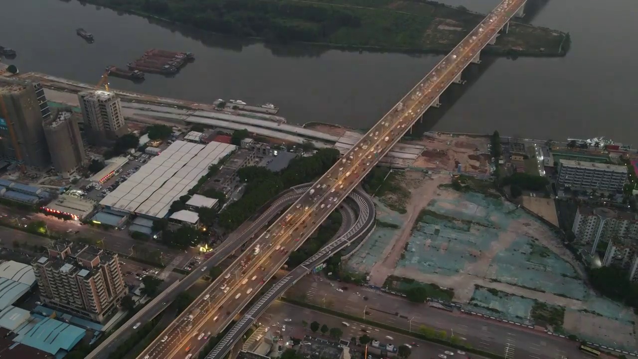 航拍广州市天河区东圃特大桥灯光亮起时川流不息的车辆视频下载