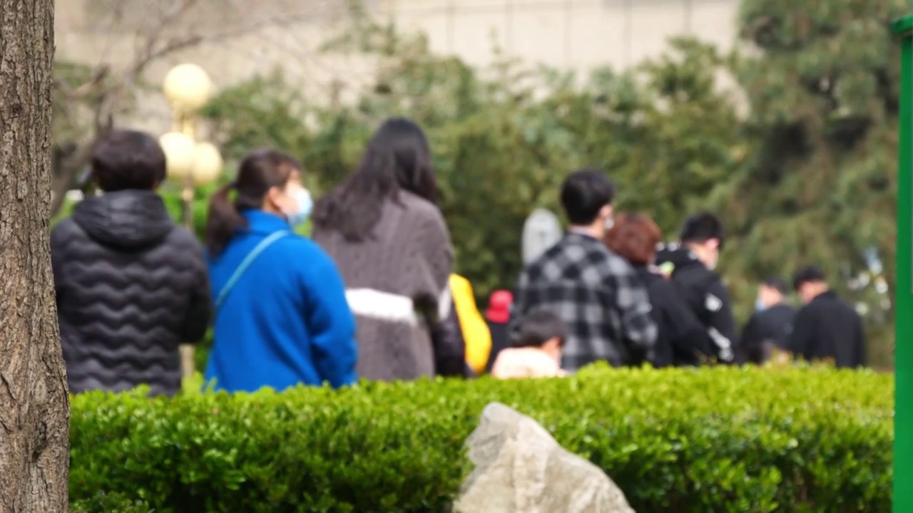 亚洲中国人城市居民排队做核酸做检查视频素材