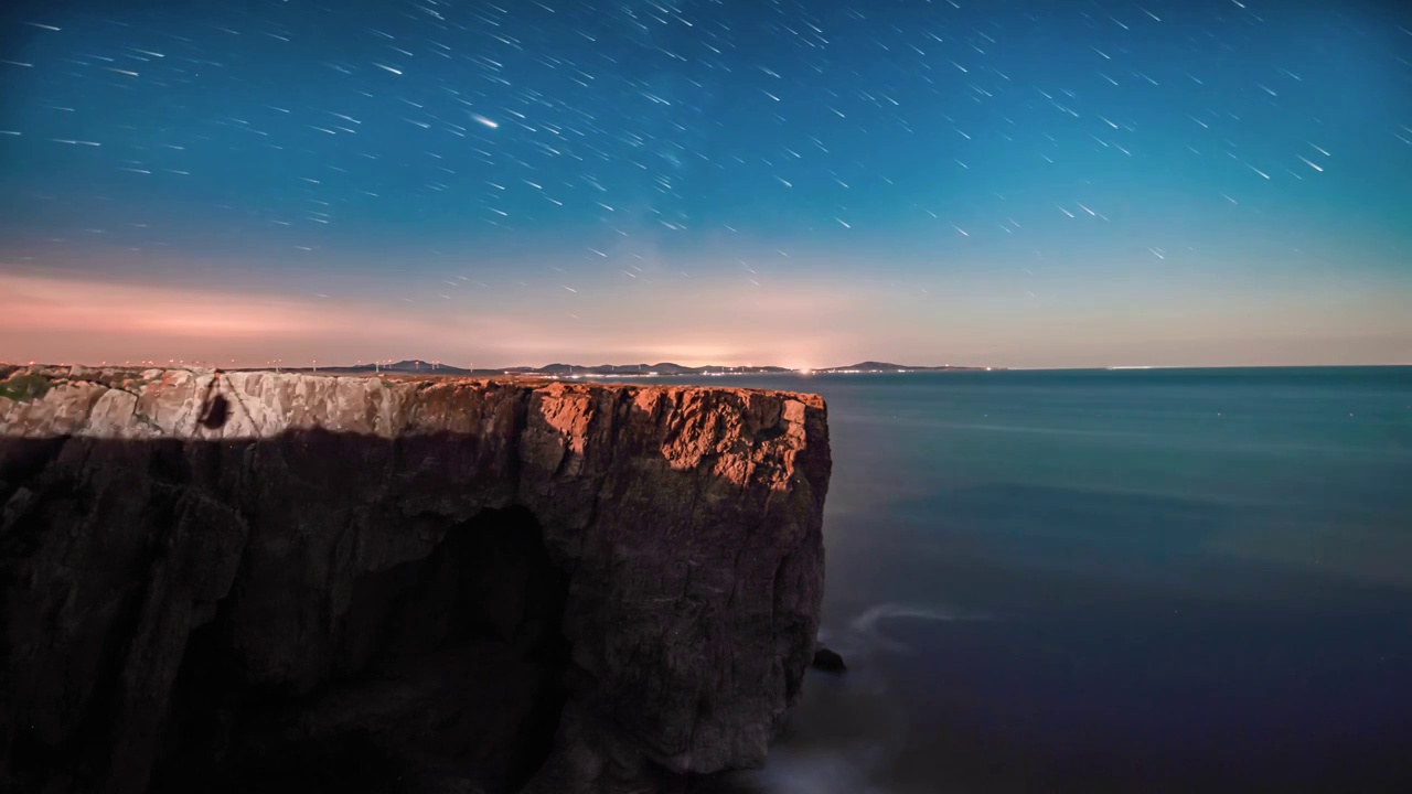 中国辽宁大连流星效果排石海岸线视频素材