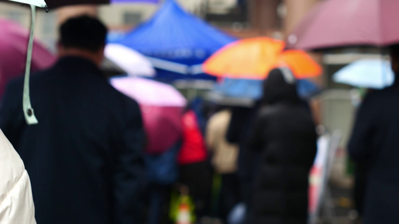 下雨天亚洲中国人城市居民排队做核酸做检查视频素材