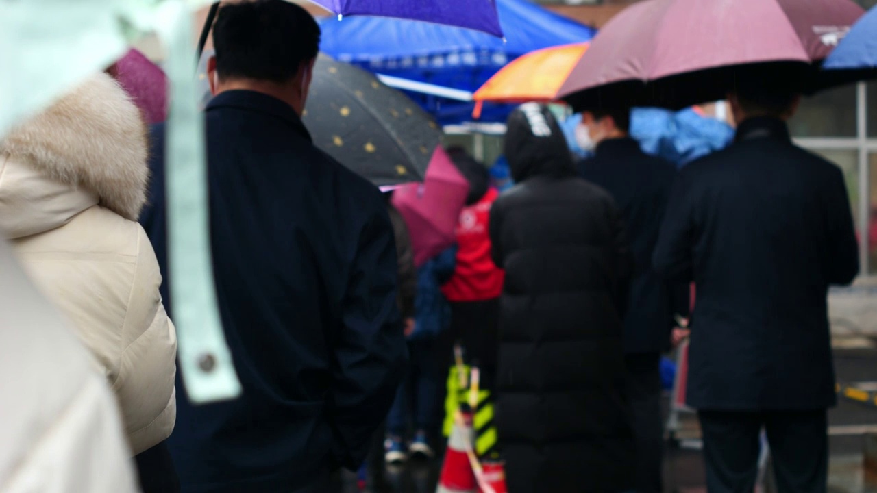 下雨天亚洲中国人城市居民排队做核酸做检查视频素材