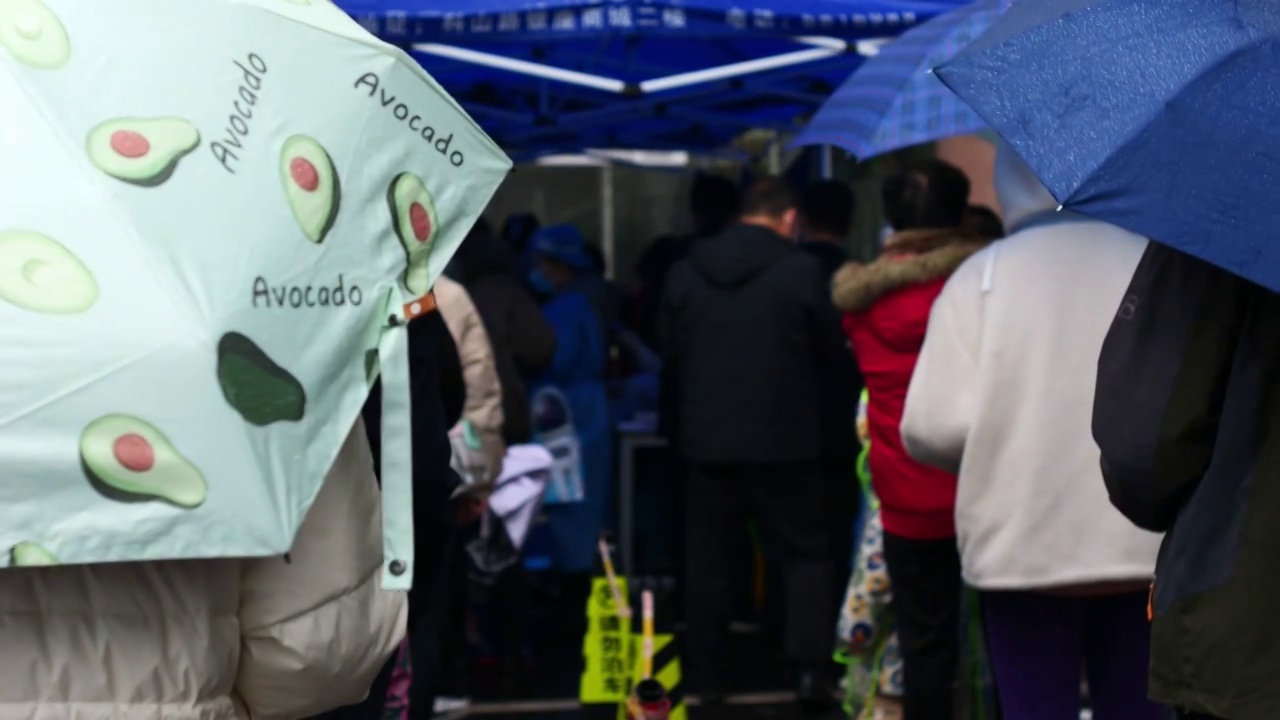 下雨天亚洲中国人城市居民排队做核酸做检查视频素材