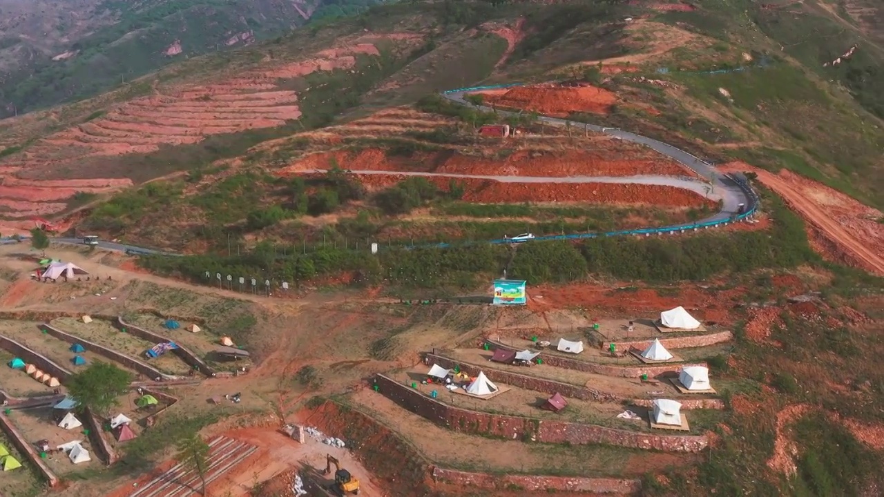 航拍河南省洛阳市万安山地质公园露营小镇帐篷营地视频素材