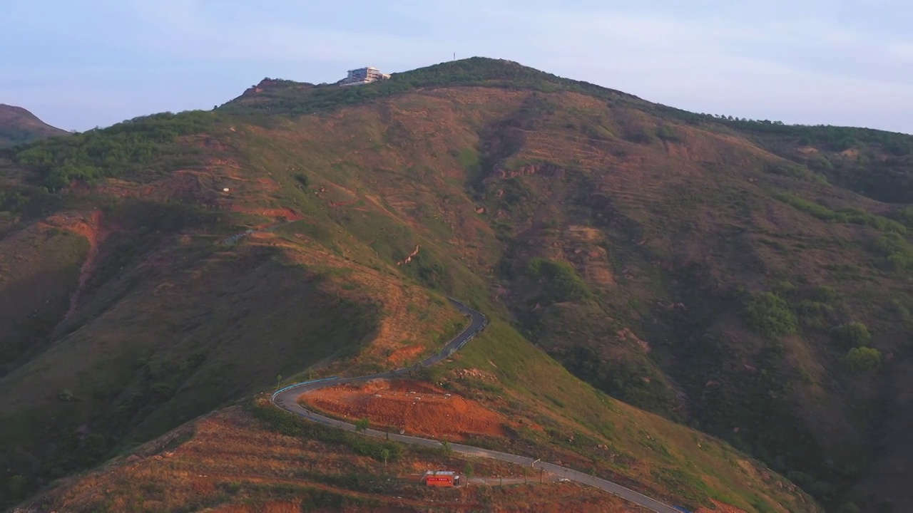 航拍河南省洛阳市万安山地质公园露营小镇帐篷营地视频素材