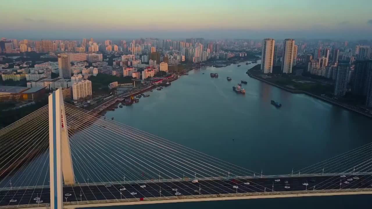 航拍傍晚的海口湾视频素材