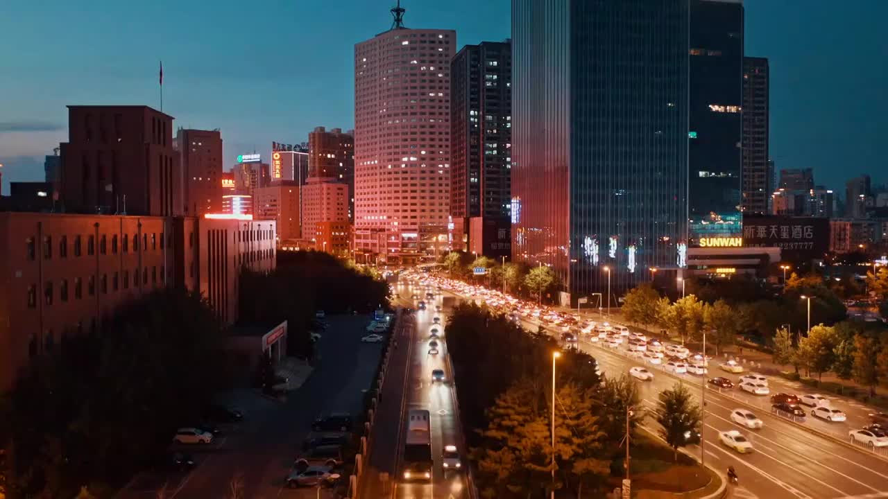 中国辽宁沈阳城市夜景青年大街马路航拍视频素材