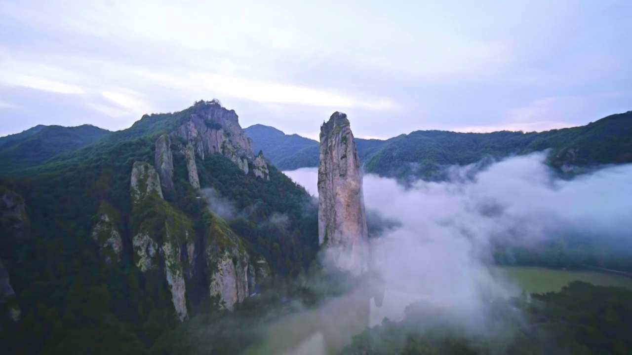 航拍丽水缙云著名景点仙都风景区鼎湖峰景点雾中美景视频素材