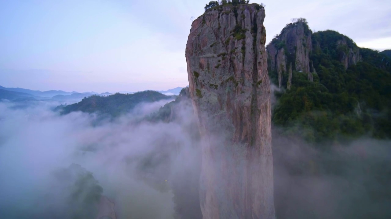 航拍丽水缙云著名景点仙都风景区鼎湖峰景点雾中美景视频素材