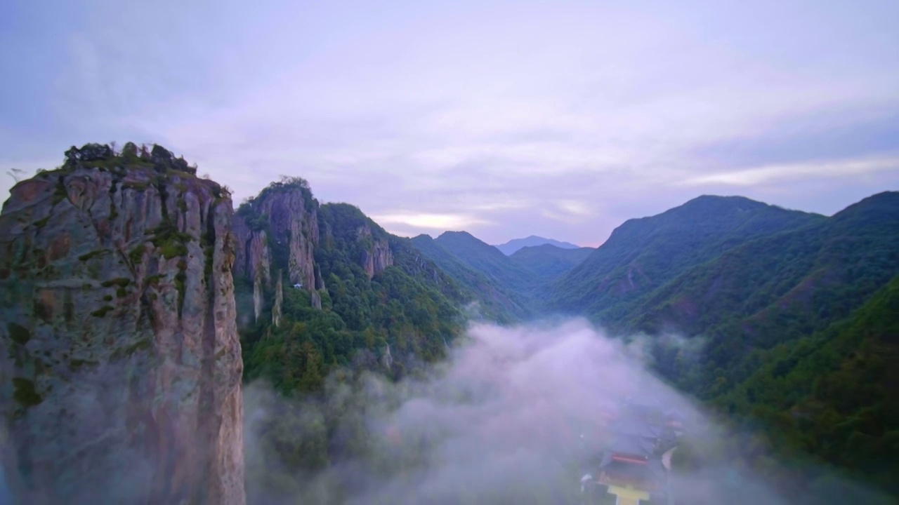 航拍丽水缙云著名景点仙都风景区鼎湖峰景点雾中美景视频素材