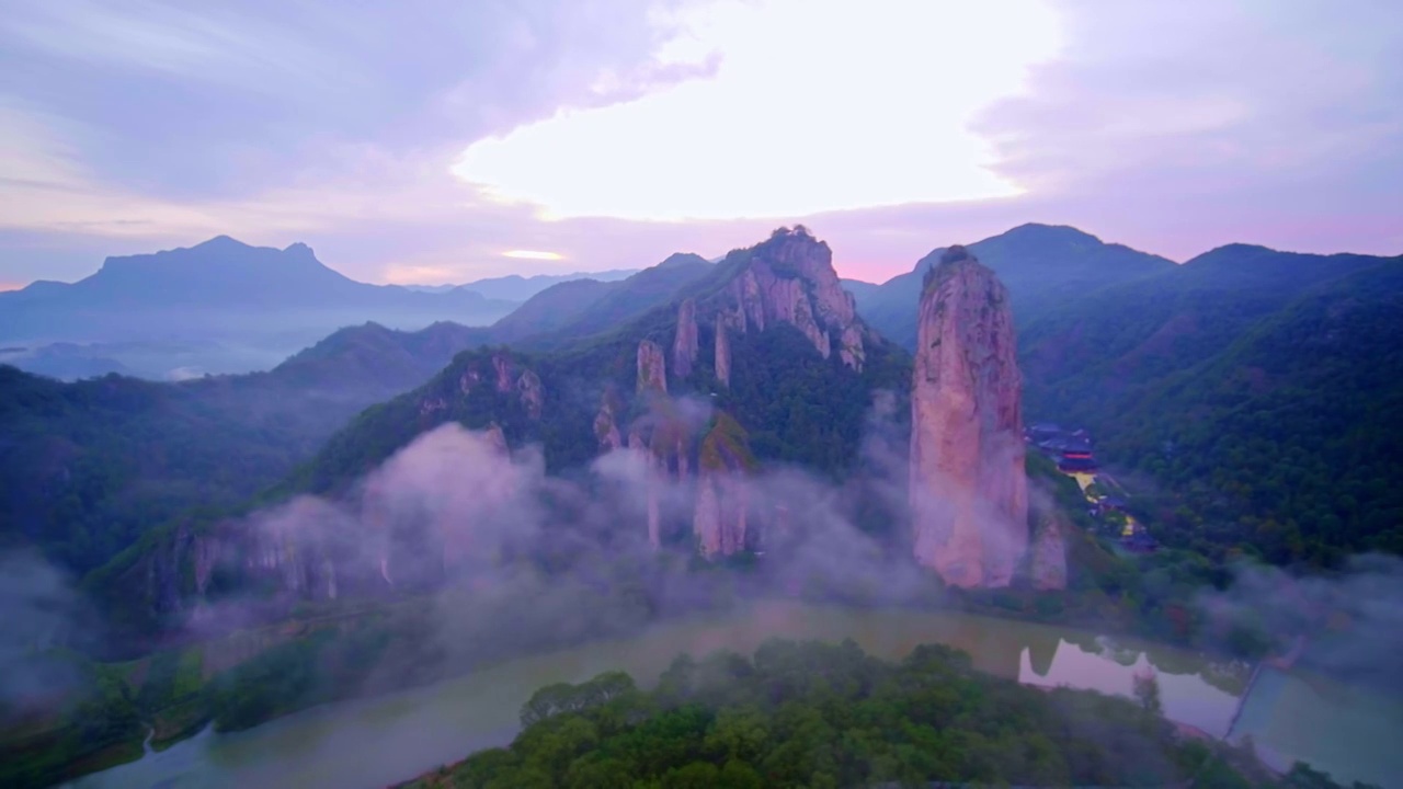 航拍丽水缙云著名景点仙都风景区鼎湖峰景点雾中美景视频素材