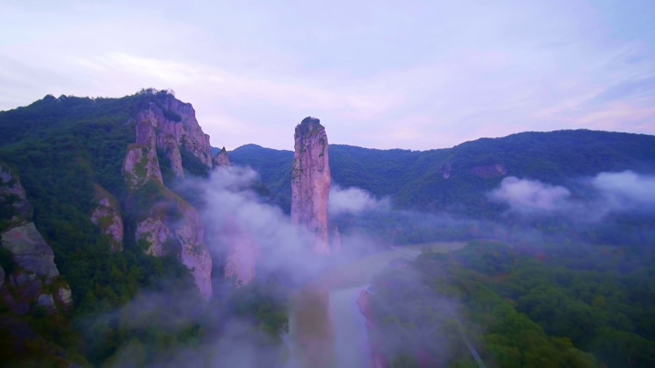 航拍丽水缙云著名景点仙都风景区鼎湖峰景点雾中美景视频素材