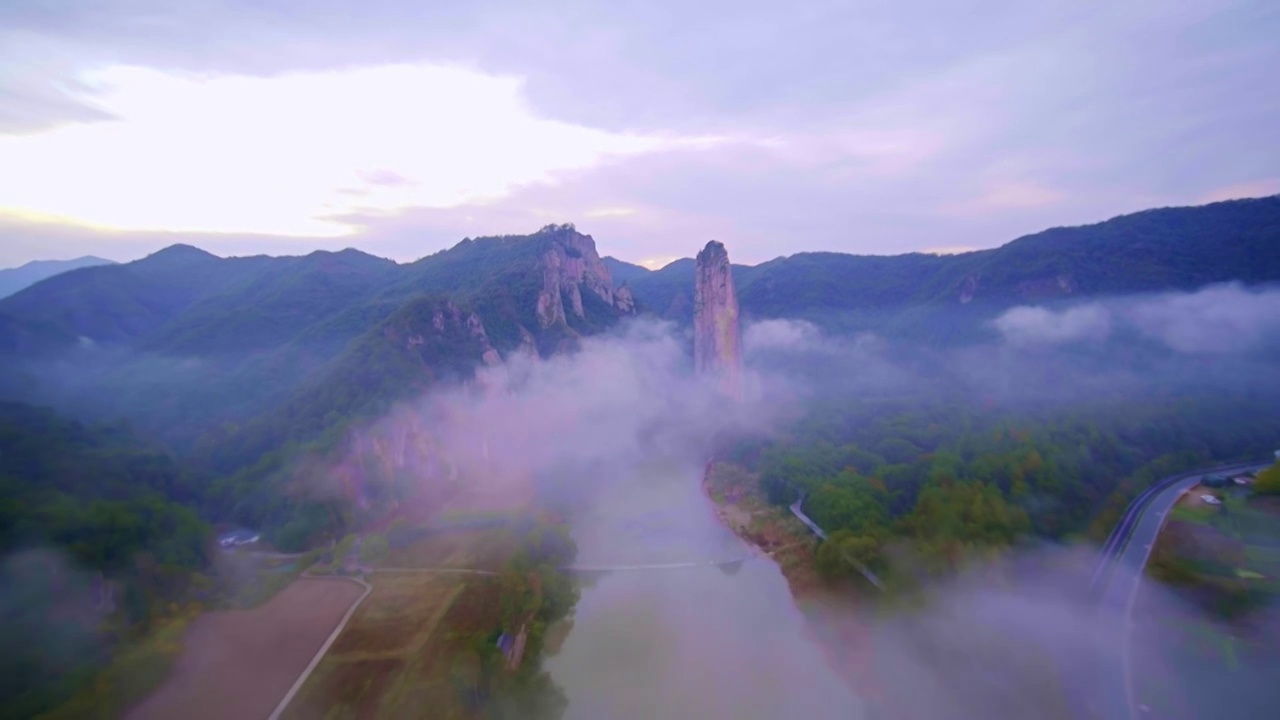 航拍丽水缙云著名景点仙都风景区鼎湖峰景点雾中美景视频素材