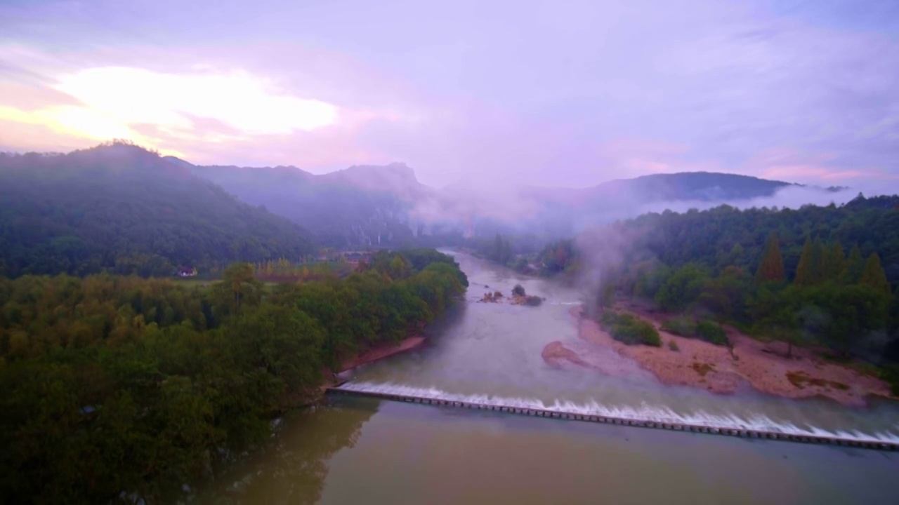 航拍丽水缙云著名景点仙都风景区鼎湖峰景点雾中美景视频素材