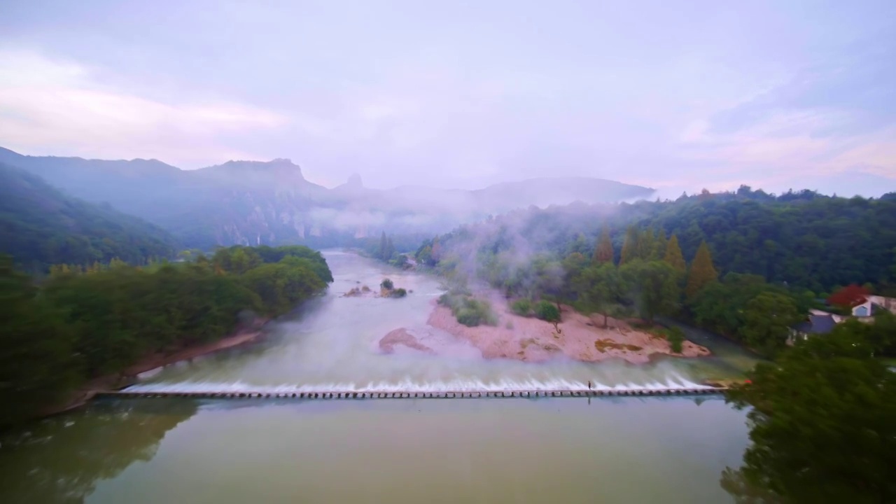 航拍丽水缙云著名景点仙都风景区鼎湖峰景点雾中美景视频素材