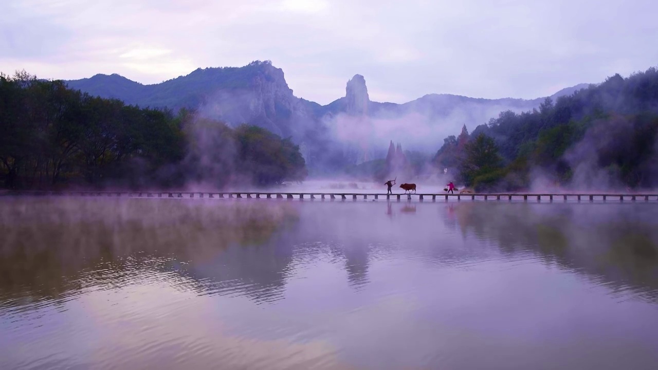 航拍丽水缙云著名景点仙都风景区鼎湖峰景点雾中美景视频素材