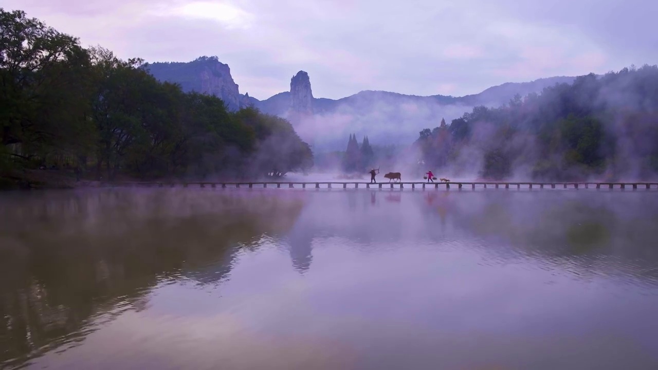 航拍丽水缙云著名景点仙都风景区鼎湖峰景点雾中美景视频素材